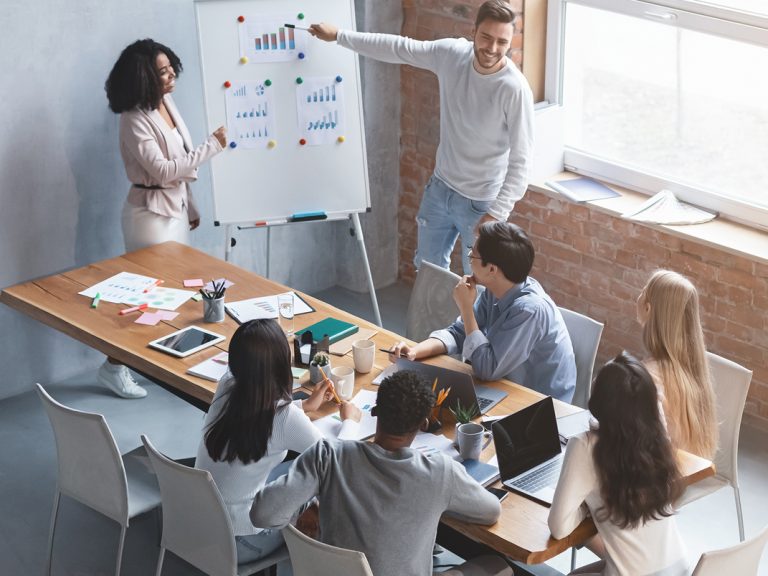 O que é um pitch? Saiba o que significa e crie apresentações incríveis  