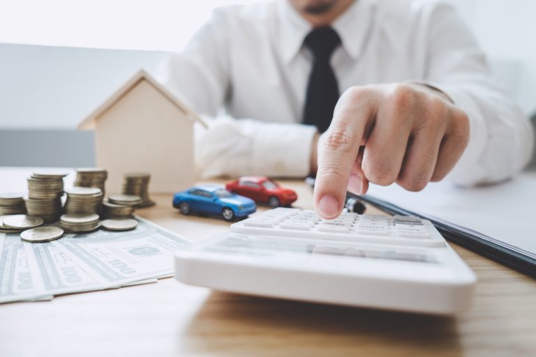 Qual a diferença entre empréstimo e financiamento e como escolher entre eles?