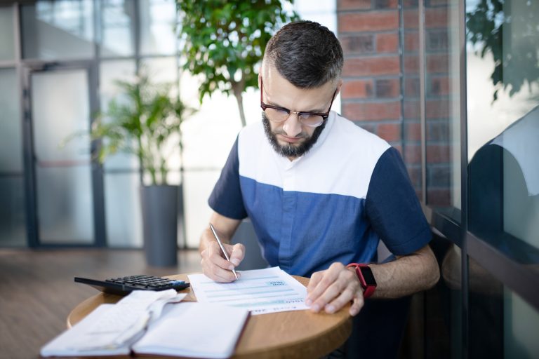 Como começar a investir com 18 anos: tudo o que você precisa
