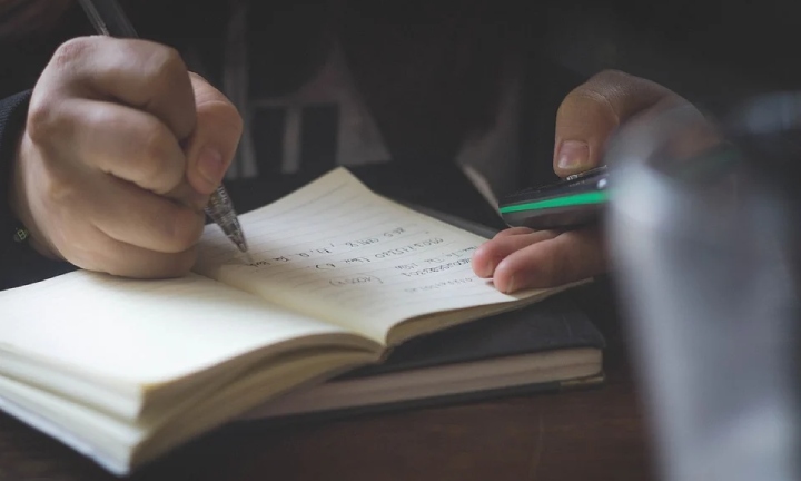 Qual é a importância da educação financeira para o público de baixa renda?