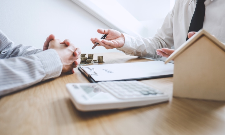 Fundo imobiliário é renda fixa ou variável? Como investir nessa modalidade?