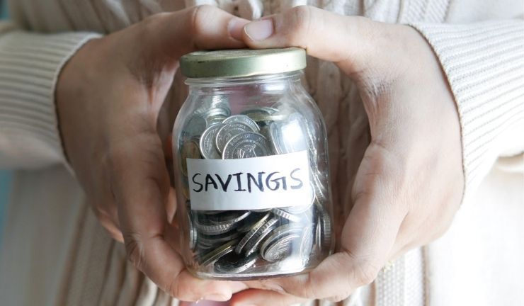 Como dividir o salário para economizar e ficar no azul?