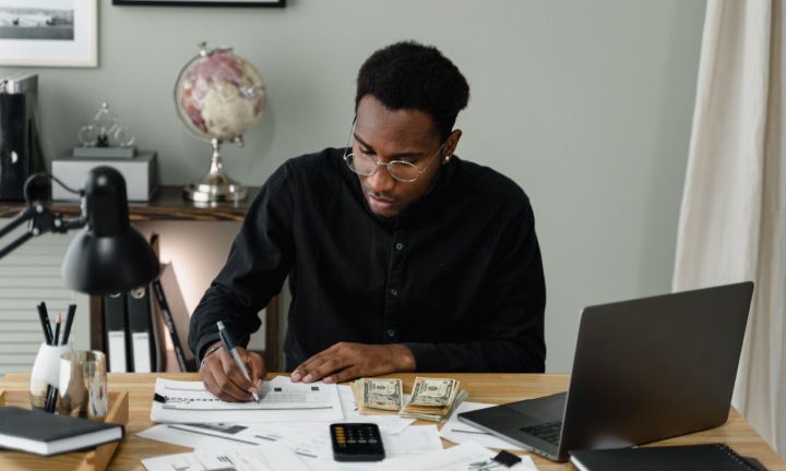 Como dividir o orçamento familiar e sair do negativo para o investimento?