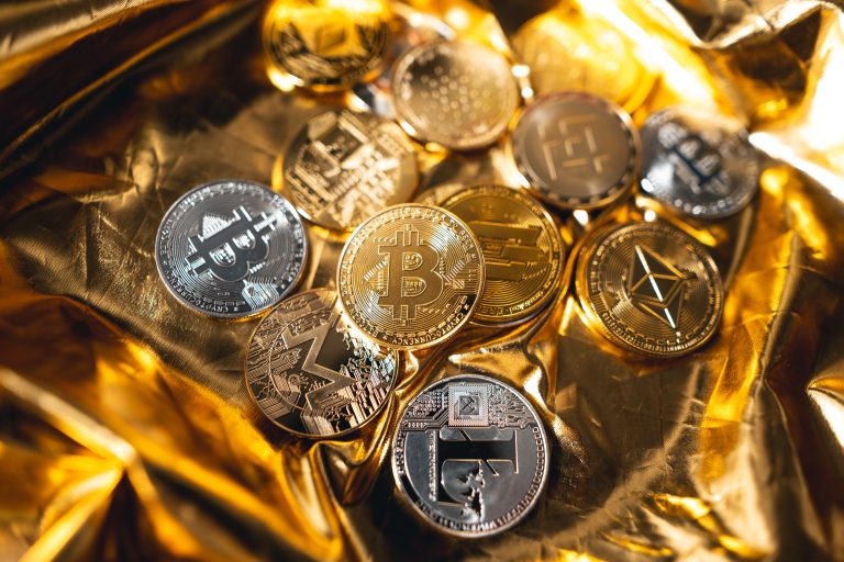 É possível investir em ações de criptomoedas? Entenda a relação com os ETFs