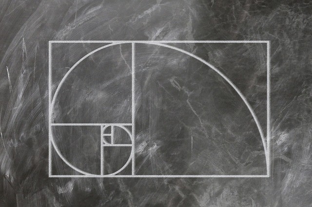 projeção fibonacci em um quadro negro
