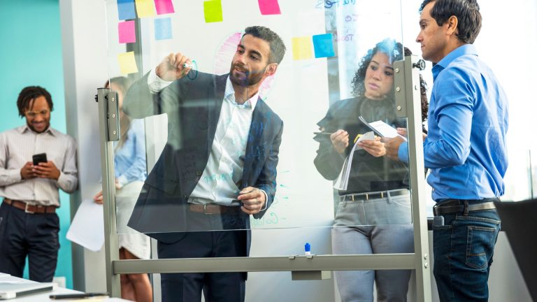 Diferença entre líder e chefe: características de cada profissional