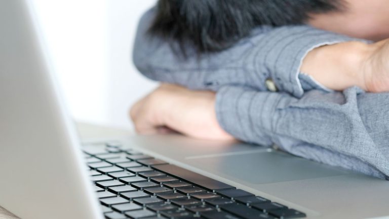 Absenteísmo no trabalho: o que é, quais as causas e como diminuir