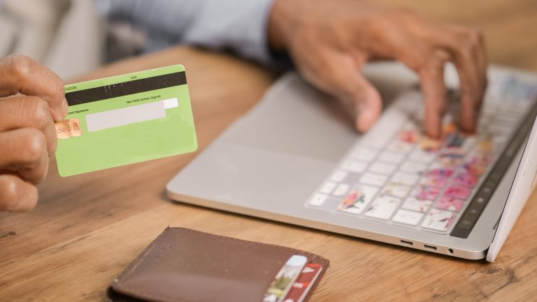 Saiba tudo sobre cartão de crédito para menor de 18 anos
