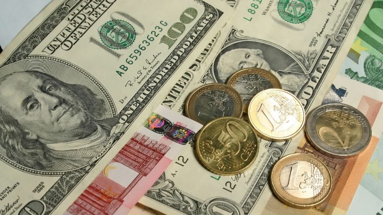 Dólar ou Euro: em qual das duas moedas é mais vantajoso investir?