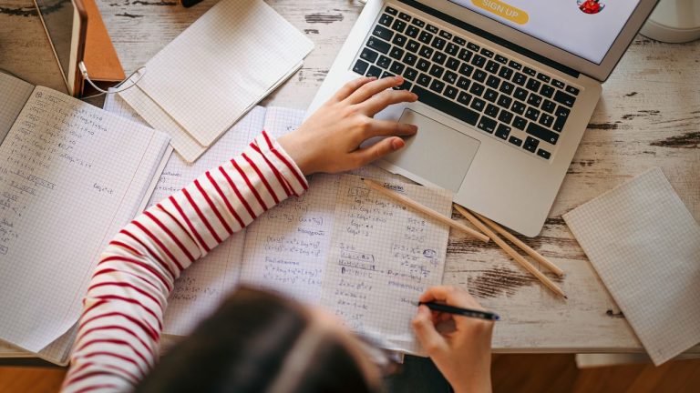 Ensino à Distância: confira 10 benefícios do modelo EAD para a educação!