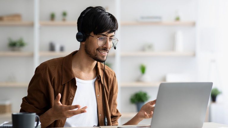 Como fazer uma boa entrevista de emprego online? Confira 10 dicas