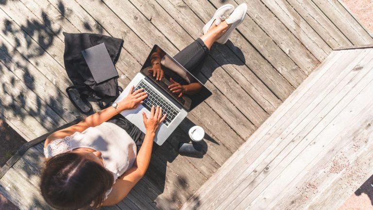 Flexibilidade no trabalho: como funciona, benefícios e exemplos para implementar