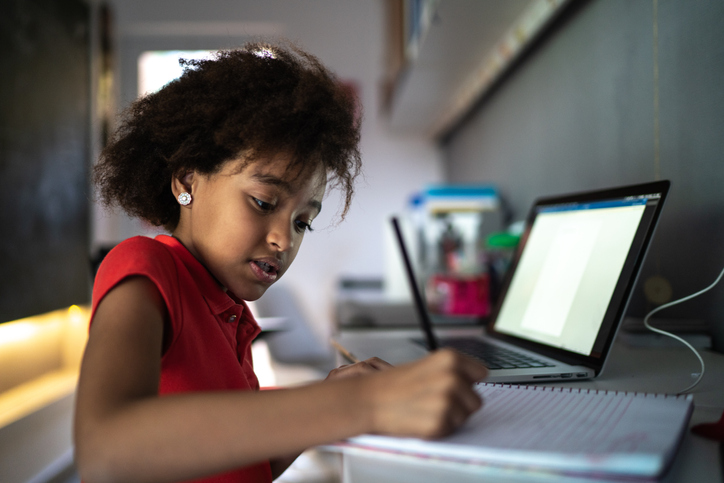 Como combater o abismo digital no Brasil por meio da educação?