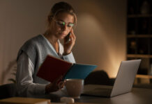 pessoa conciliando trabalho e estudo de forma saudável